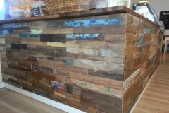 holzwand-boat-teakholz-tresen-cafe-3